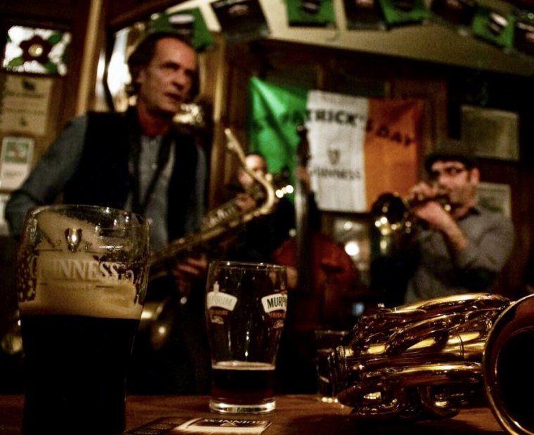 L'irlandès ofereix música en viu cada mes