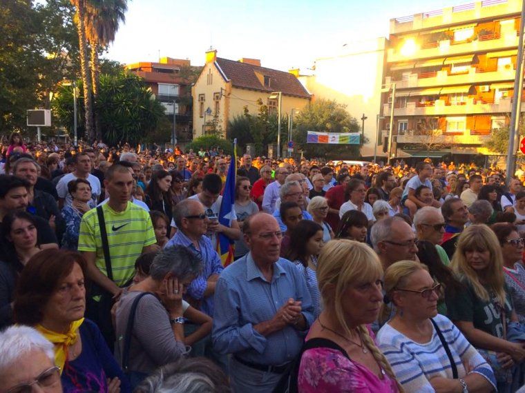 Cerdanyolencs aglutinats a la plaça de l'Abat Oliba