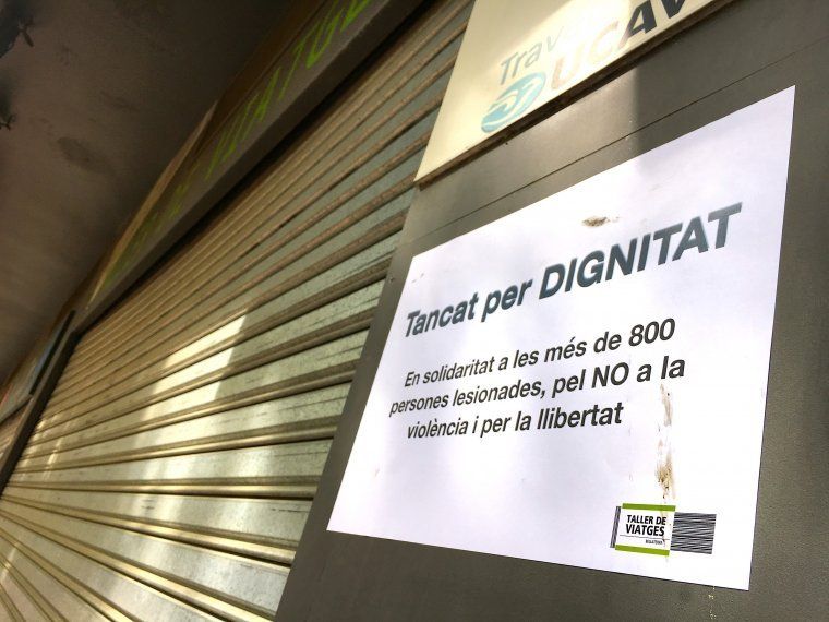 Un dels cartells d'un comerç indicava estar tancat per dignitat