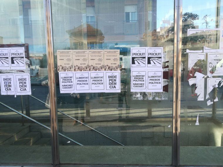 A la mateixa hora, s'ha dut a terme un encartellament per demanar la llibertat als presos polítics.