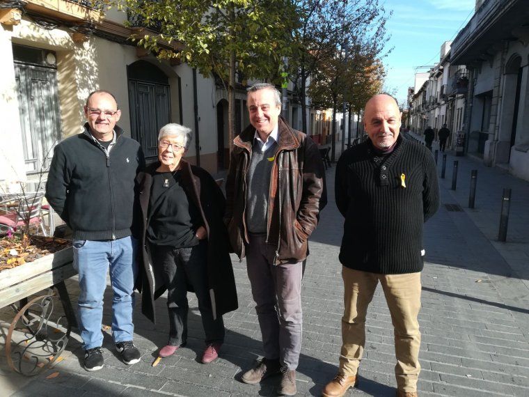 Representants del PDeCAT Cerdanyola i l'exalcalde i candidat per Junts per Catalunya, Antoni Morral, al carrer de Sant Ramon