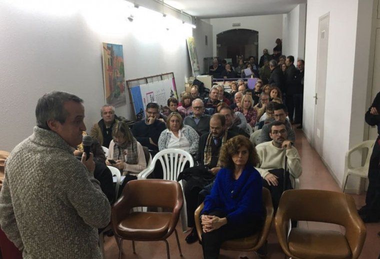 El local de l'Associació de Veïns del barri de Sant Ramón va quedar petit durant l'acte de presentació de campanya de Junts per Catalunya