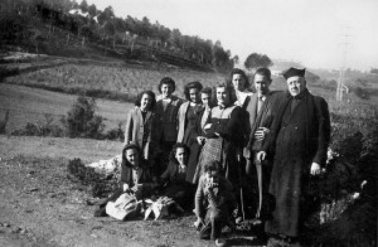 Mossèn Miquel Pié al camí de Sant Iscle i, al fons, la vinya de Fermí Custó