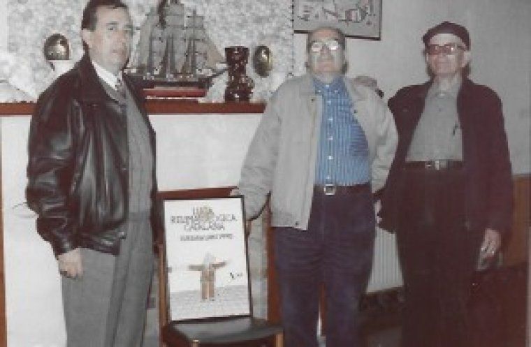 D'esquerra a dreta, el president de la Lliga Reumatològica Catalana, Pere Pla (gendre de Custó) i el propi Fermí Custó