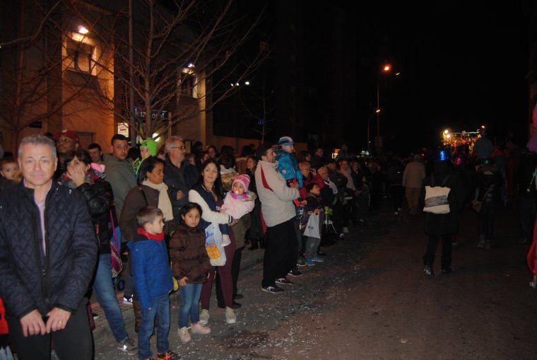 Famílies i infants esperant les carrosses al llarg del recorregut