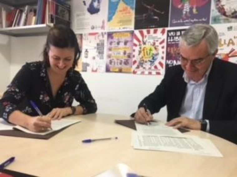 Elvi Vila i Joaquim Sarrahima signant el conveni.