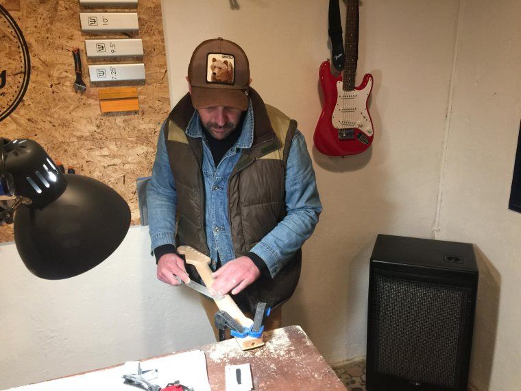Joss Santos, treballant al seu taller Santos Guitars
