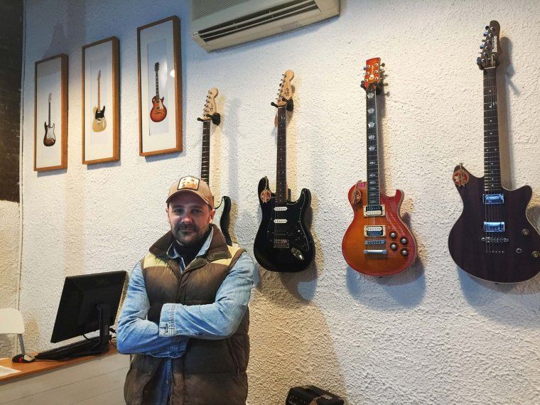 Joss Santos, al seu taller Santos Guitars