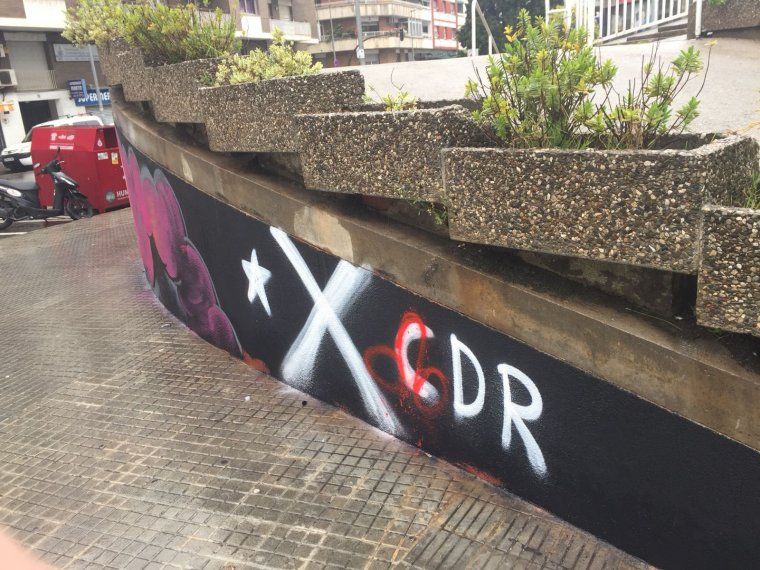 A la pintada també han dibuixat sobre la signatura del CDR