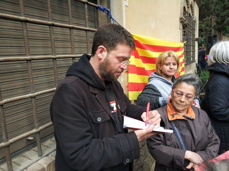 S'ha fet una llarga cua perquè Dante Fachín signés el seu últim llibre