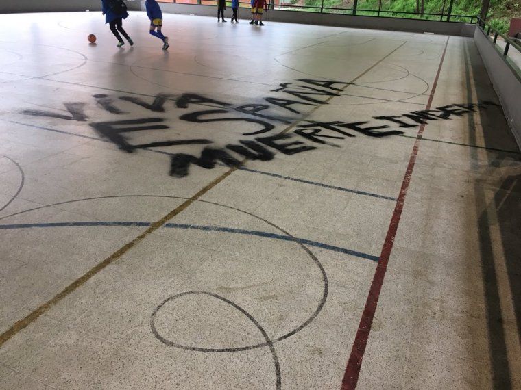 La pintada que ha aparegut a la pista de la Boina de Can Xarau