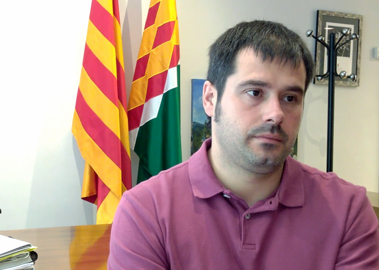 L'alcalde de Cerdanyola, Carles Escolà, durant una entrevista