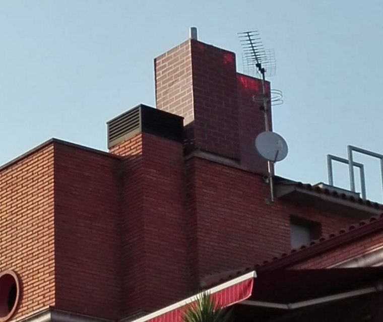 Imatge de les antenes camuflades dins dues torres a Serraparera