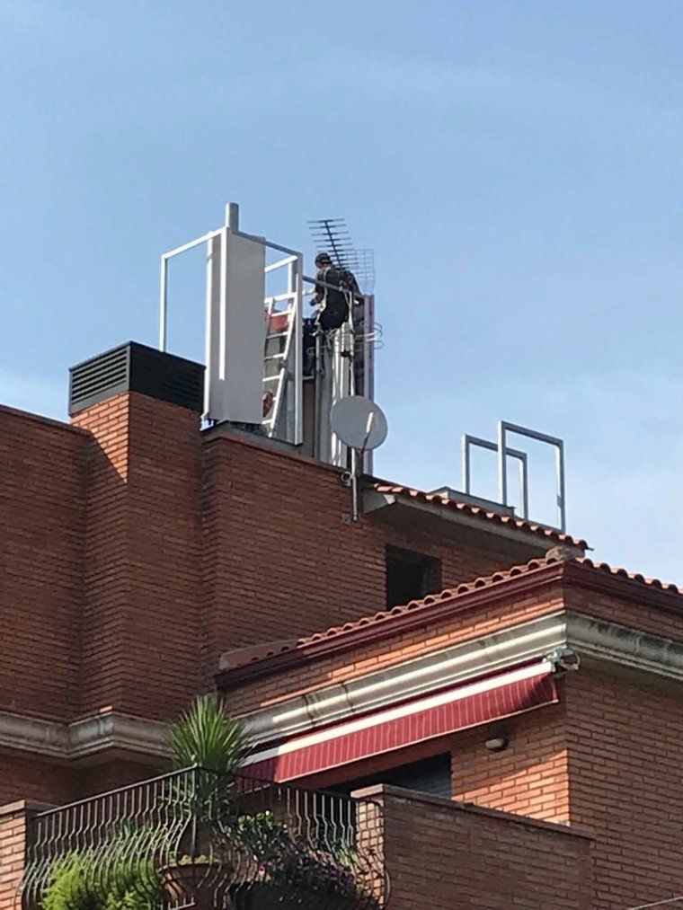 Els operaris durant les tasques d'instal·lació de l'antena