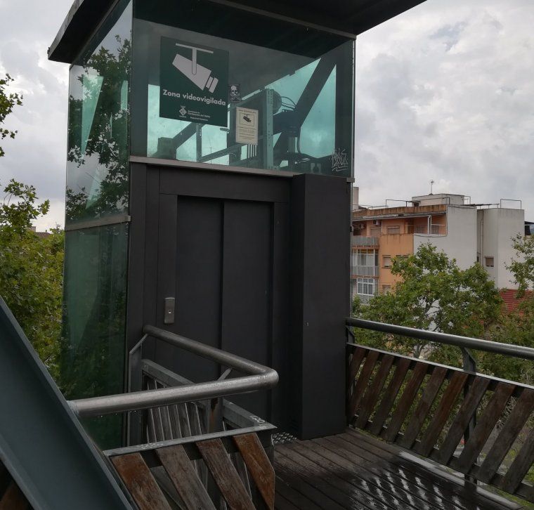 Exterior del nou ascensor de la plaça d'Adam i Eva