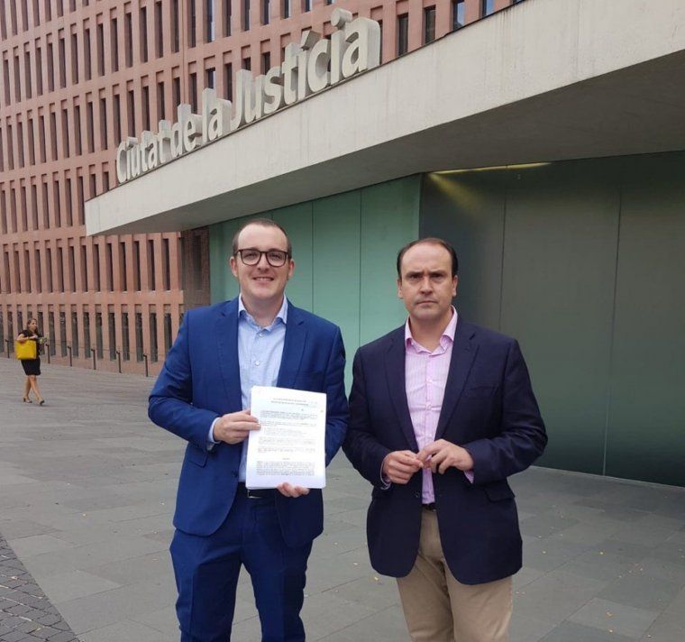 Álvaro Hernández, PP Cerdanyola, i Daniel Serrano, PP Provincial, davant la Ciutat de la Justícia