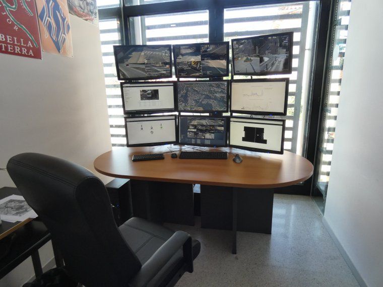 Despatx on està instal·lat el centre de control del sistema de càmeres, a l'edifici de l'EMD