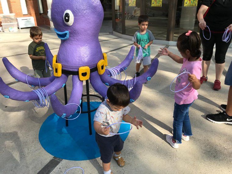 Nens jugant al parc lúdic 'Peixos' a l'Ateneu