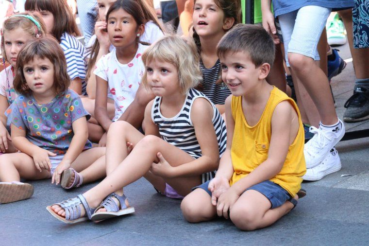 Nens rient a l'espectacle de la Wandering Orquestra
