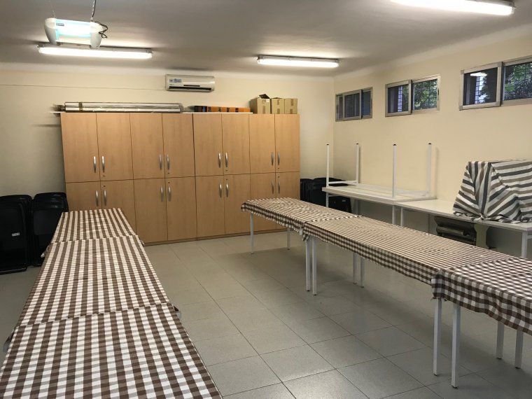 Sala principal del Menjador Solidari on donen de dinar a 24 persones cada dia