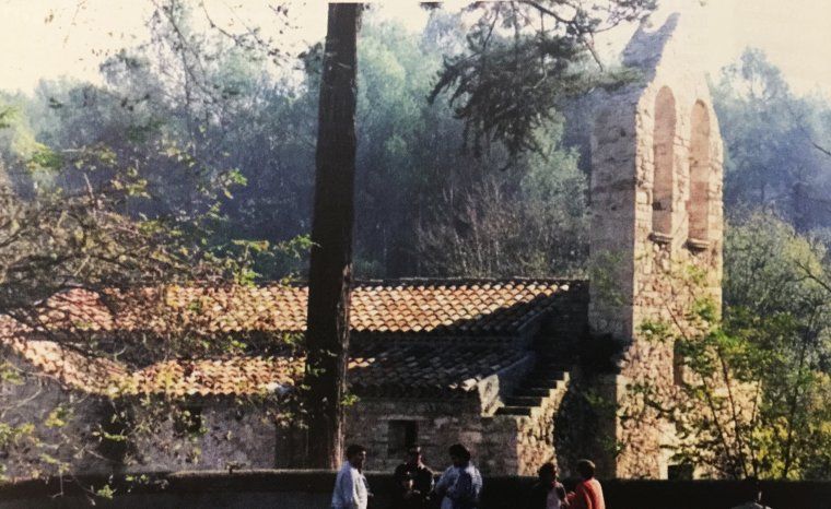 L'església de Sant Iscle durant l'aplec de l'any 1997