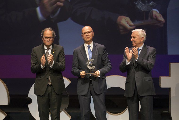 Miquel Martí, al centre, acompanyat pel president de la Generalitat de Catalunya, Quim Torra, a l'esquerra, i Antoni Abad, president de Cecot, a la dreta