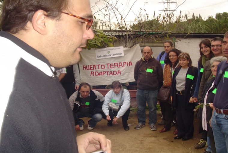 Participants dels tallers d'hortoteràpia als horts de l'Associació Badia Sostenible
