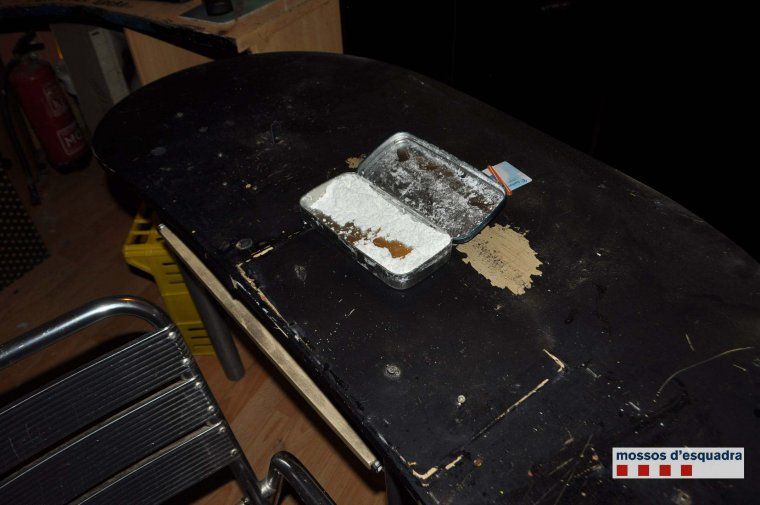 Els agents també van trobar una caixa amb drogues