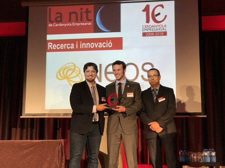 Llas i Serramura recollint el premi per a Neos Surgery