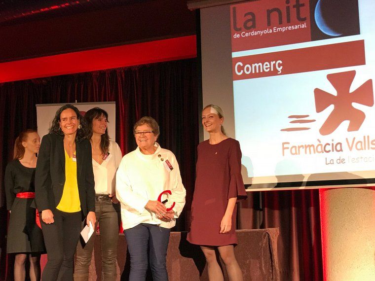 La família gerent de la Farmàcia Valls va rebre el premi amb emoció