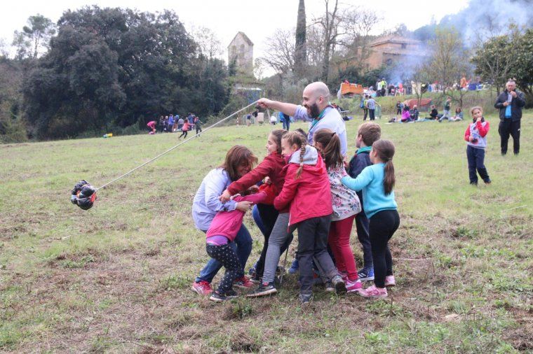 Nens i nenes jugant a jocs tradicionals a la Feixes