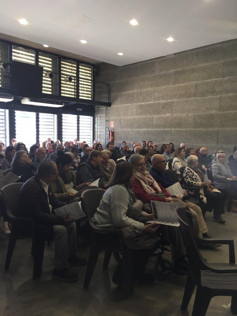 Públic assistent a la presentació de la recollida de signatures per l'annexió a Sant Cugat