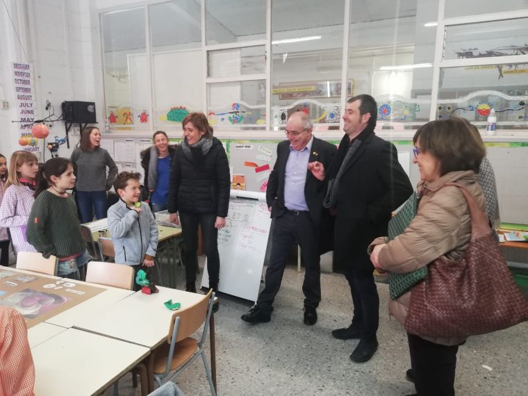 El conseller d'Educació, Josep Bargalló, visita una de les classes de l'Escola Bellaterra amb l'alcalde de Cerdanyola, Carles Escolà