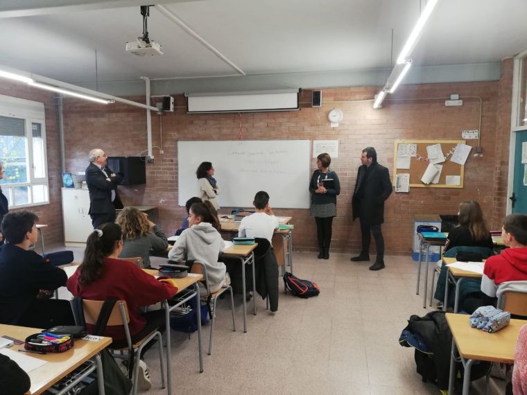 El conseller d'Educació, Josep Bargalló, i l'alcalde de Cerdanyola, Carles Escolà, visiten una aula de l'Institut Pere Calders