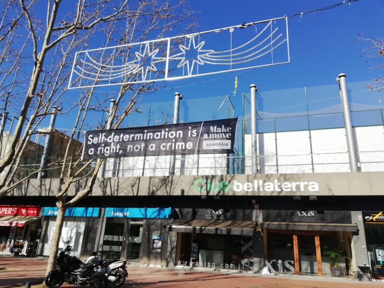 Pancarta amb el lema 'Make a Move' colocada per la ANC a la plaça del Pi