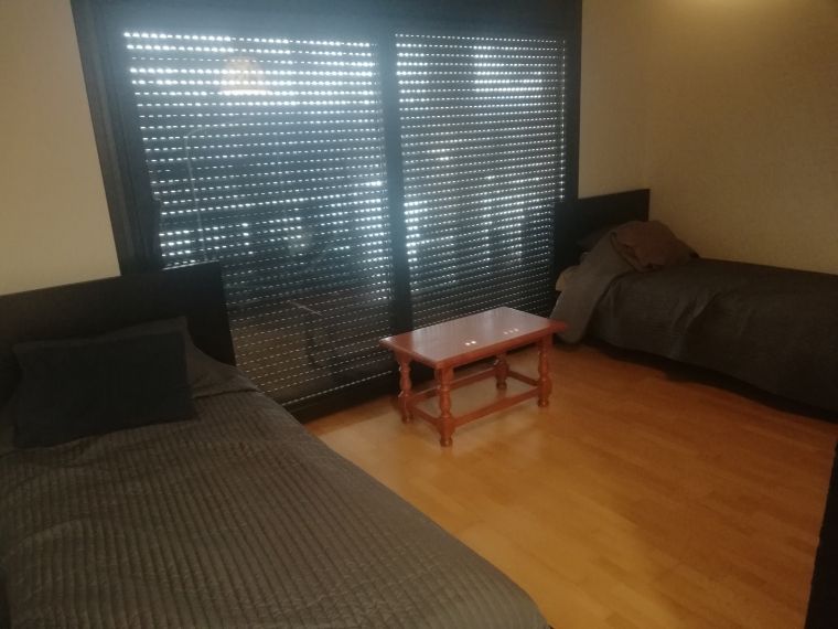 Una de les habitacions on dormen els jugadors professionals en estada a la Gaming House Bellaterra