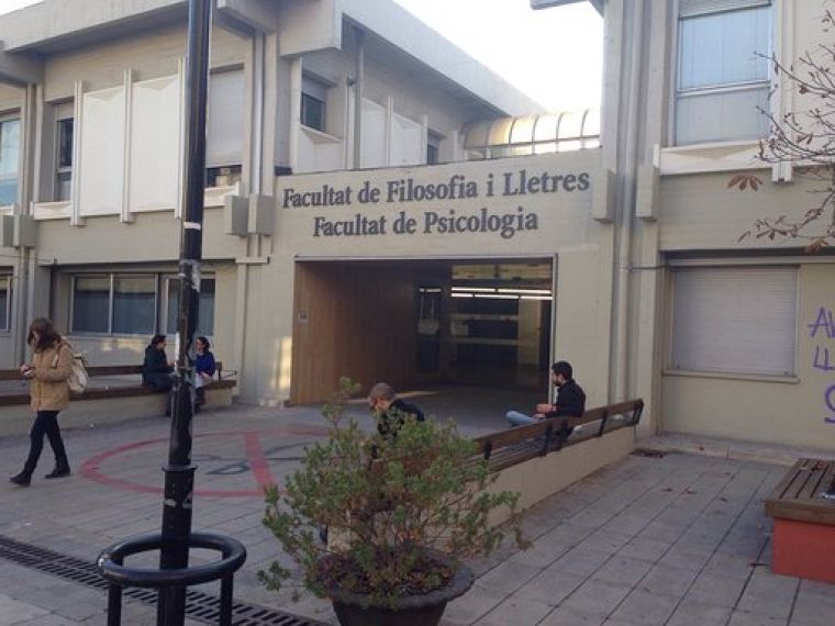 L'atenció als pacients es farà a l'aula P-23 de la Facultat de Psicologia