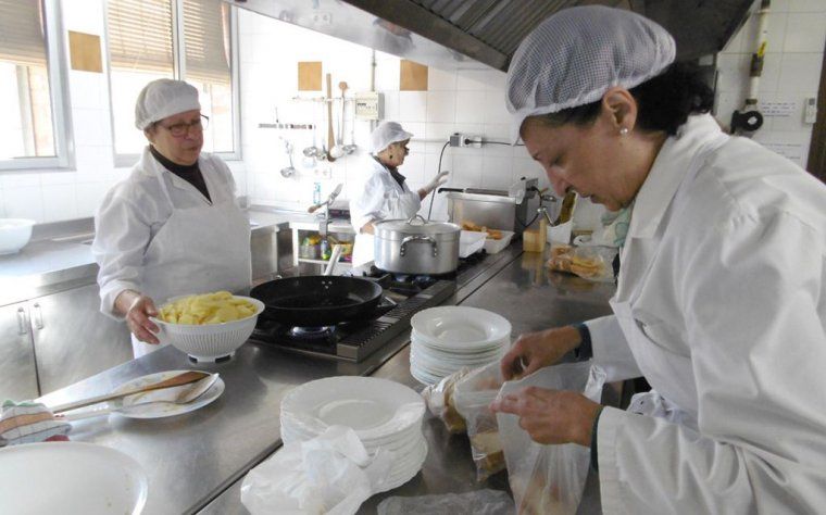 La iniciativa es basa en la recollida de l’excedent d’àpats preparats. Foto: Arxiu