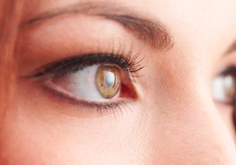 Si patiu sequedat ocular, obriu i tanqueu els ulls ràpidament Si patiu sequedat ocular, obriu i tanqueu els ulls ràpidament