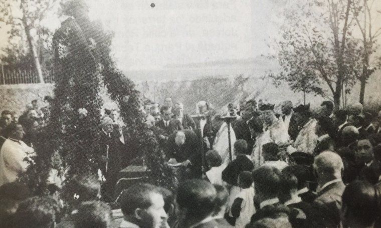 Imatge de la col·locació de la primera pedra a l'ajuntament de Cerdanyola
