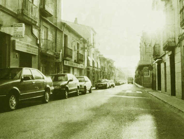 El carrer Sant Ramon amb cotxes aparcats i transitable El carrer Sant Ramon amb cotxes aparcats i transitable
