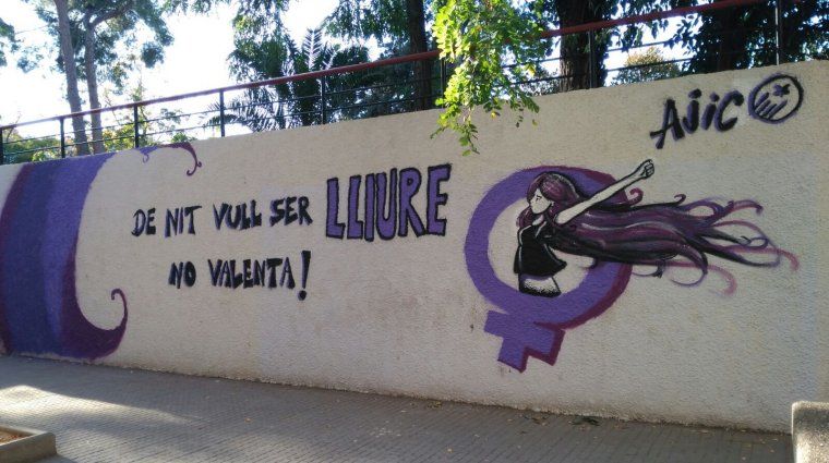 Mural feminista pintat per l'Assemblea de Joves Independentistes