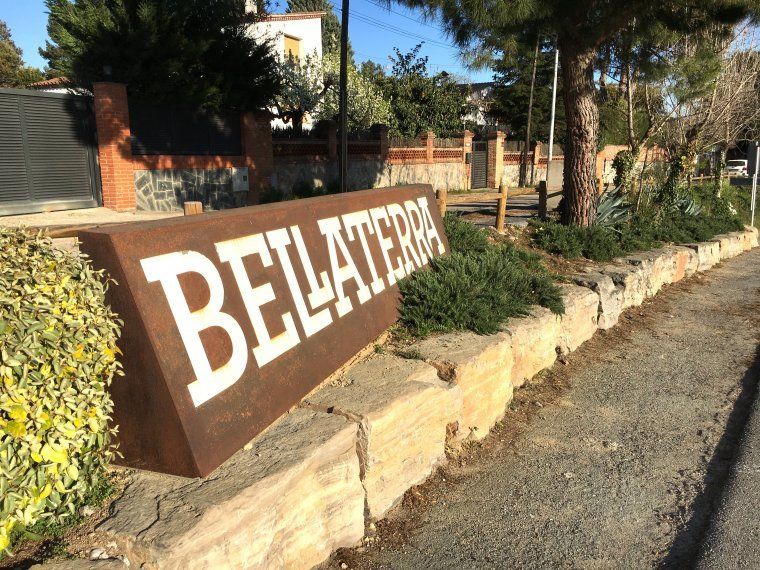 Cartell a l'entrada de Bellaterra. 