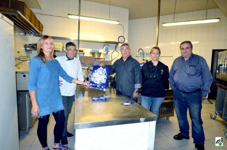 La regidora, Contxi Haro, amb representats del Gremi d'Hostaleria