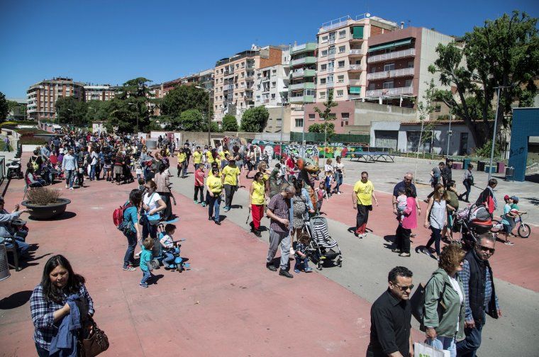 Imatge de la cua d'un cercavila durant la Festa Major del Roser de Maig