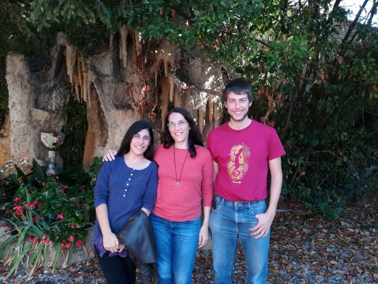 L'organitzadora del festival, Eva Campos (esquerra), al costat de dos col·laboradors.