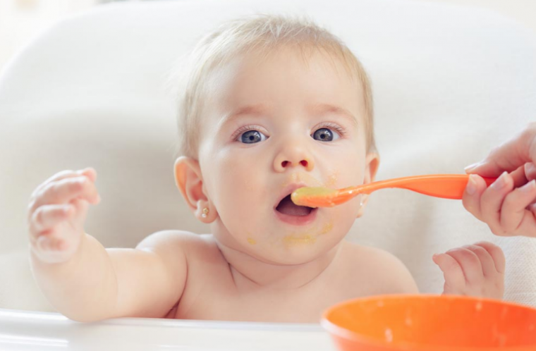 La sobrecàrrega renal generada per l'excés de sodi es produeix abans en el cas dels infants, ja que tenen els ronyons molt petits