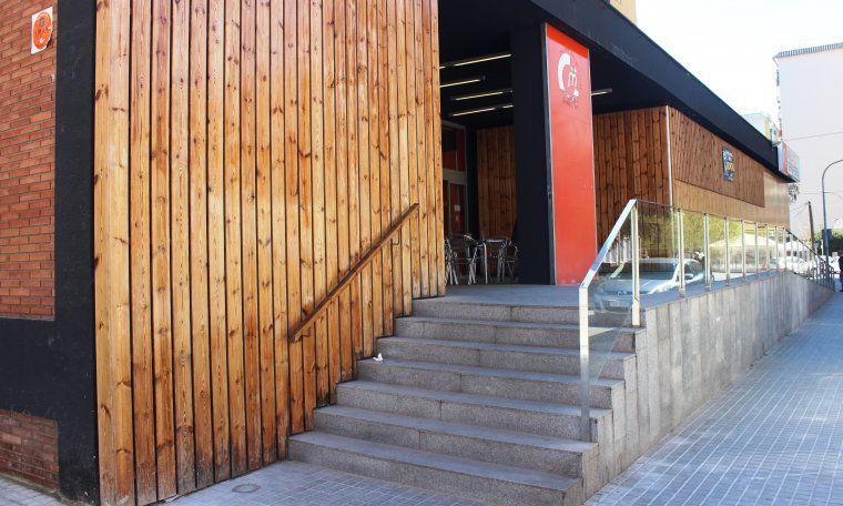 Entrada del Mercat Municipal de Serraparera a Cerdanyola
