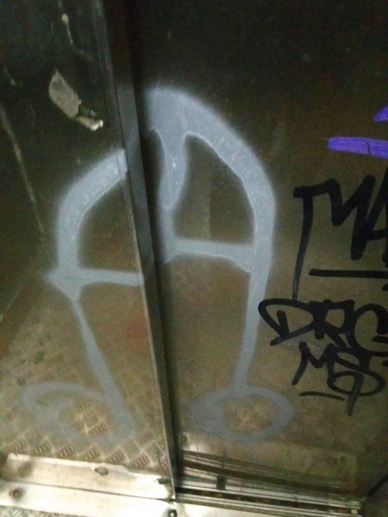 Imatge de l'ascensor a la plaça Adam i Eva