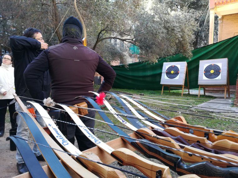 Els socis del club han ensenyat a tirar amb arc els cerdanyolencs que han realitzat un donatiu. Els socis del club han ensenyat a tirar amb arc els cerdanyolencs que han realitzat un donatiu.